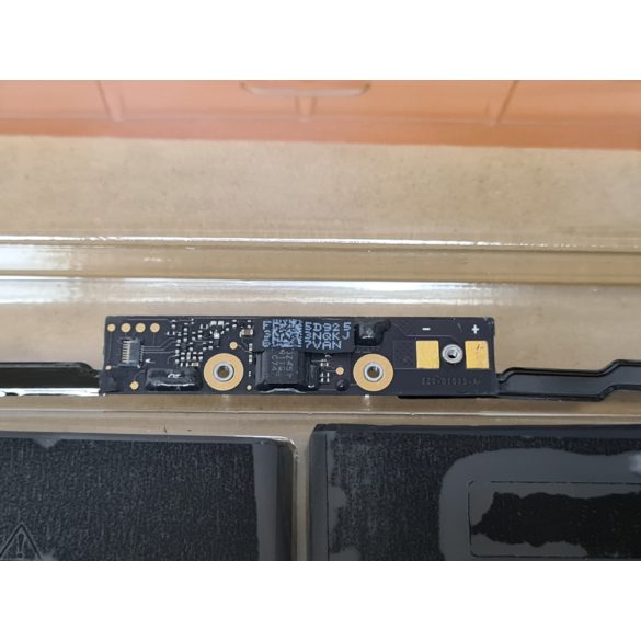 OEM gyári akku A1953 Apple Macbook Pro 15 A1990 (2018-2019) 83Wh